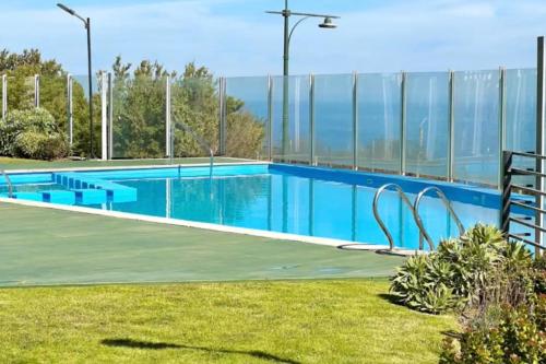 Piscina de la sau aproape de Apartamento frente al mar en Valparaiso, chile