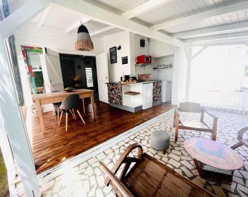 un soggiorno con un tavolo e una sala da pranzo di Ti kazakat a Le Gosier