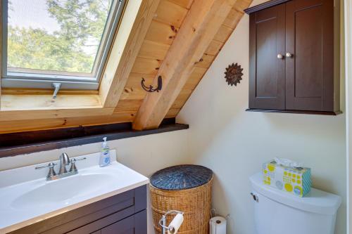 Ένα μπάνιο στο Frye Island Family Cabin with Lake and Beach Access!