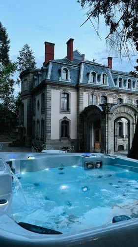 Une connexion Wi-Fi est disponible gratuitement. dans l'établissement Au Cœur de la Verrière du Château Burrus, à Sainte-Croix-aux-Mines