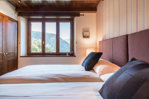 a bedroom with a large bed with a large window at Casa Aran by Totiaran in Naut Aran