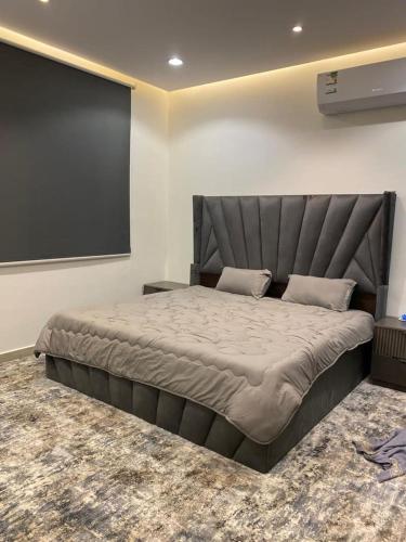 um quarto com uma cama grande num quarto em وناسه مودرن em Riyadh