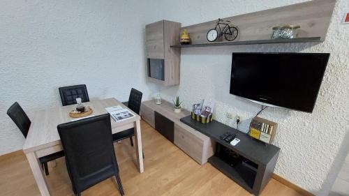 - un salon avec une table à manger et une télévision dans l'établissement Vitoria Douro, à Vila Nova de Gaia