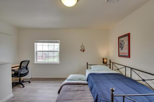 1 dormitorio con cama, escritorio y silla en Crescent City Home with Hot Tub Half-Block to Beach, en Crescent City