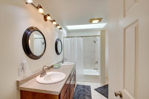 W łazience znajduje się umywalka i lustro. w obiekcie Crescent City Home with Hot Tub Half-Block to Beach w mieście Crescent City