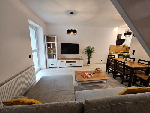 - un salon avec un canapé et une table dans l'établissement Ottimo Apartamenty Jagiellońska, à Bydgoszcz