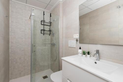Un baño con ducha, inodoro y lavabo. en Santiago Sunny Seaview Apartment, en Santiago de la Ribera