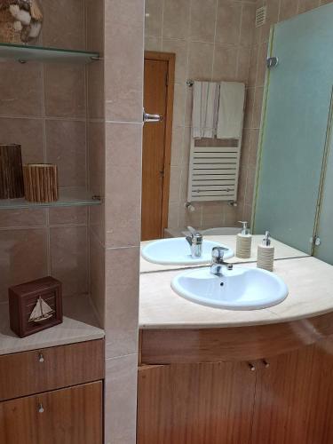 a bathroom with a sink and a mirror at Little Paradise AL - Fão in Fão