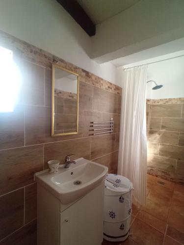 a bathroom with a sink and a toilet and a mirror at O Mundo da Lua in Azeitao