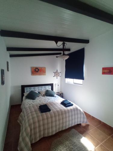 a bedroom with a bed and a ceiling at O Mundo da Lua in Azeitao