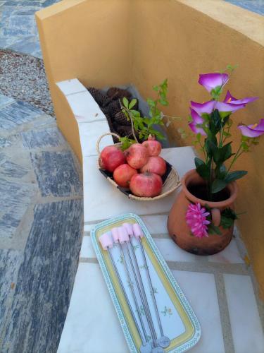 a box with a bowl of fruit and a basket of flowers at O Mundo da Lua in Azeitao