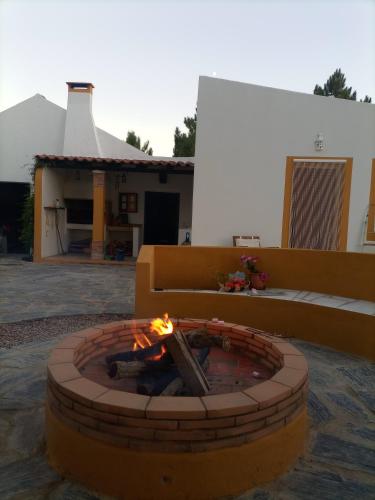 a fire pit in the middle of a courtyard at O Mundo da Lua in Azeitao
