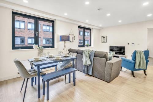a living room with a couch and a table at Contractors Gem, 2 Bed, Sleeps 6, Ensuite, onsite Parking in Bedford
