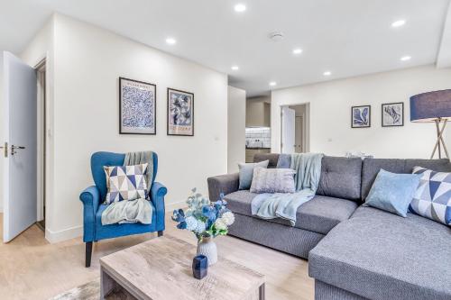 a living room with a couch and two chairs at Contractors Gem, 2 Bed, Sleeps 6, Ensuite, onsite Parking in Bedford