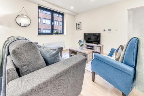 a living room with two couches and a tv at Contractors Gem, 2 Bed, Sleeps 6, Ensuite, onsite Parking in Bedford