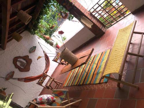 an overhead view of a room with chairs and tables at Espectacular Casa Campestre Frente al Río Fonce in San Gil