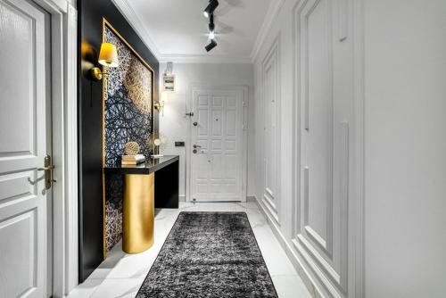 korytarz z czarno-złotym dywanem i drzwiami w obiekcie iBO-APART Luxus Apartment w mieście Şile