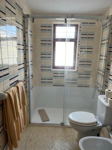 Un baño con ducha, inodoro y lavabo. en Apartamentos Buenavista, en Puerto Rico de Gran Canaria