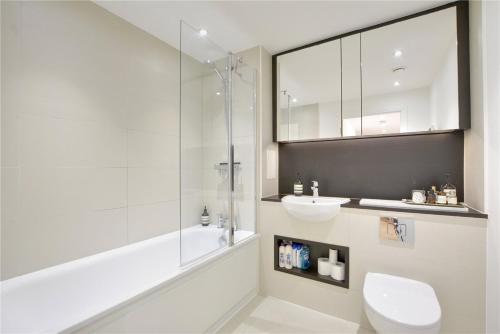 een badkamer met een douche, een toilet en een wastafel bij Luxury Penthouse in Greenwich sleeps 9 + parking in Londen
