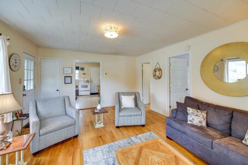 Гостиная зона в Ludington Vacation Rental - Walk to Lake Michigan!