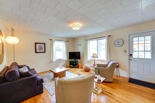 Телевизор и/или развлекательный центр в Ludington Vacation Rental - Walk to Lake Michigan!