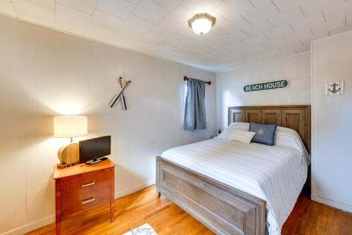 Кровать или кровати в номере Ludington Vacation Rental - Walk to Lake Michigan!