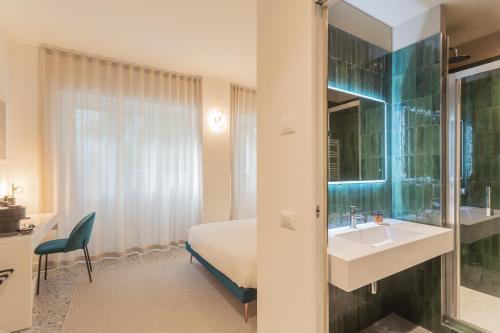 una camera d'albergo con letto e lavandino di Marcello's Como Lake a Como