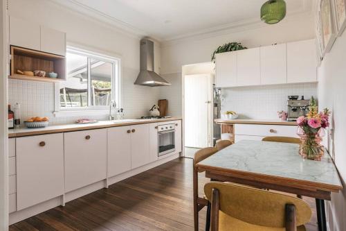 Η κουζίνα ή μικρή κουζίνα στο The Blue Beach House - Pet Friendly Coastal Escape in Mollymook