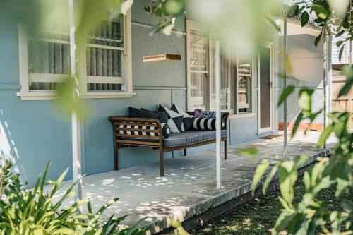 Κήπος έξω από το The Blue Beach House - Pet Friendly Coastal Escape in Mollymook