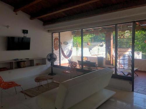 a living room with a couch and a table and chairs at Espectacular Casa Campestre Frente al Río Fonce in San Gil