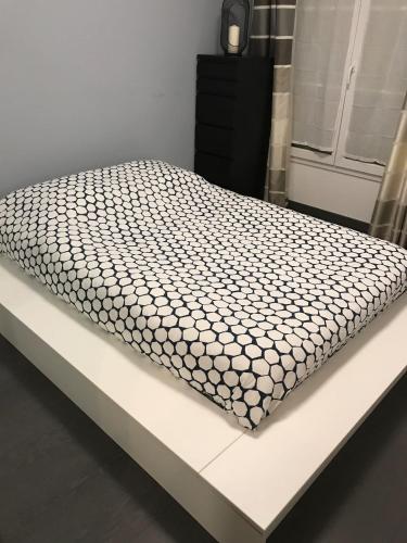- un lit sur une table blanche dans une chambre dans l'établissement Thao, à Serris