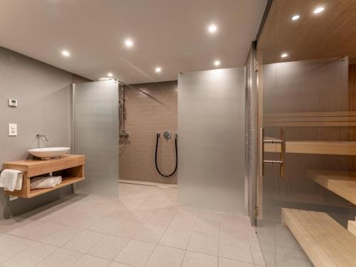 uma casa de banho com um chuveiro e um lavatório. em Haus Aifnerspitze em Kauns