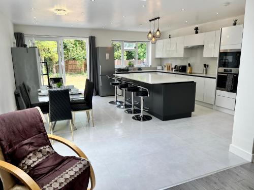 cocina con encimera, mesa y sillas en Wembley Stadium Luxury 6 bed sleeps 14, en Londres