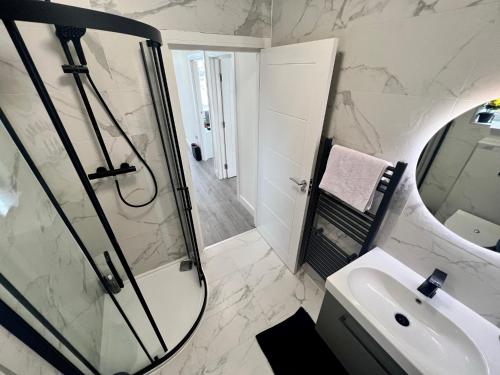 a bathroom with a shower and a sink at Wembley Stadium Luxury 6 bed sleeps 14 in London