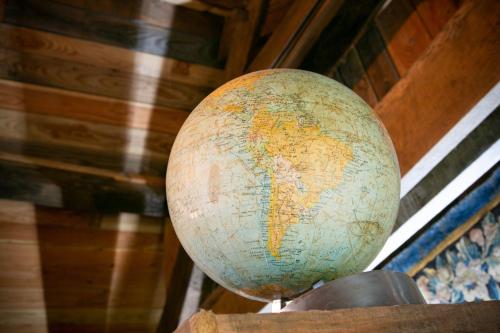 ein Globus auf einem Regal in der Unterkunft La petite Maison du Bonheur & Jacuzzi 