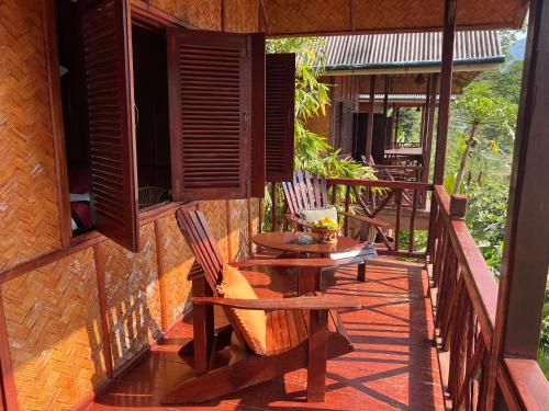 Rõdu või terrass majutusasutuses Mekong Riverside Lodge