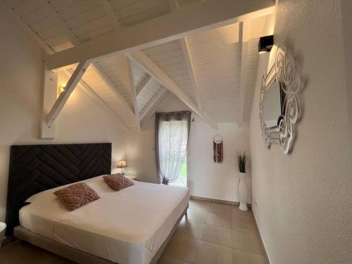 Postel nebo postele na pokoji v ubytování KANOA LODGE piscine et vue mer