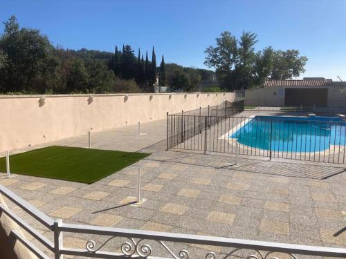 a swimming pool with a fence around it at Studio « Saint-Petersbourg » à Avignon in Avignon