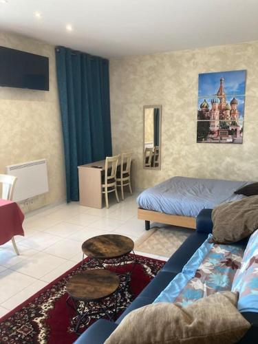 un salon avec un canapé et un lit dans l'établissement Studio « Saint-Petersbourg » à Avignon, à Avignon