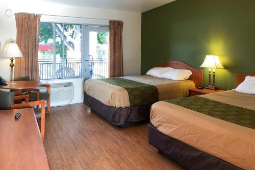 Habitación de hotel con 2 camas y balcón en Garden Inn & Suites Oakland Airport en Oakland