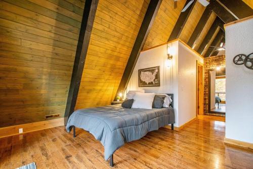 A bed or beds in a room at Riverhaven Glamorous A-Frame On St Joe River!