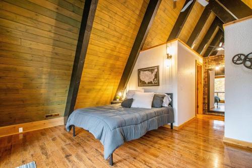 Ένα ή περισσότερα κρεβάτια σε δωμάτιο στο Riverhaven Glamorous A-Frame On St Joe River!