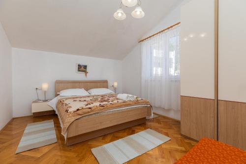 Katil atau katil-katil dalam bilik di Apartments with a parking space Marusici, Omis - 1131