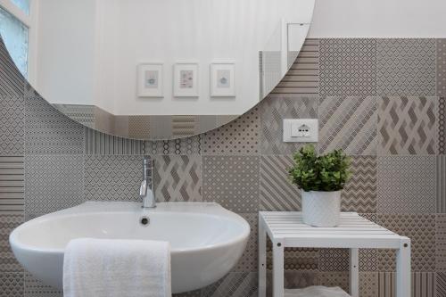 Ένα μπάνιο στο Stylish Gem in Historic Trieste for 4 guests