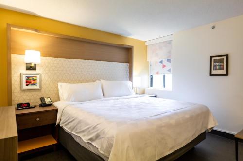 Postel nebo postele na pokoji v ubytování Holiday Inn Toronto Downtown Centre by IHG
