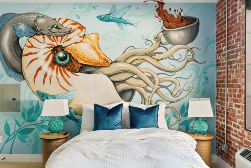 ein Schlafzimmer mit einem Wandbild von einem Fisch und einem Oktopus in der Unterkunft The Acoma House in Denver