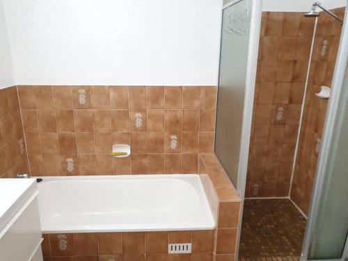 y baño con ducha y bañera blanca. en Private Room in a 3-Bedroom Apartment-3 en Canberra