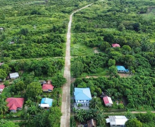 uma vista aérea de uma casa numa floresta em Charlotte's Vacation Home Busuanga Palawan 