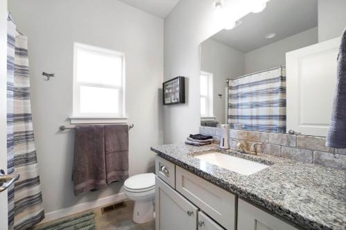 ein Bad mit einem Waschbecken, einem WC und einem Fenster in der Unterkunft Travelers Hideout #2 in Twin Falls