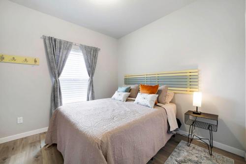 um quarto branco com uma cama e uma janela em Travelers Hideout #2 em Twin Falls